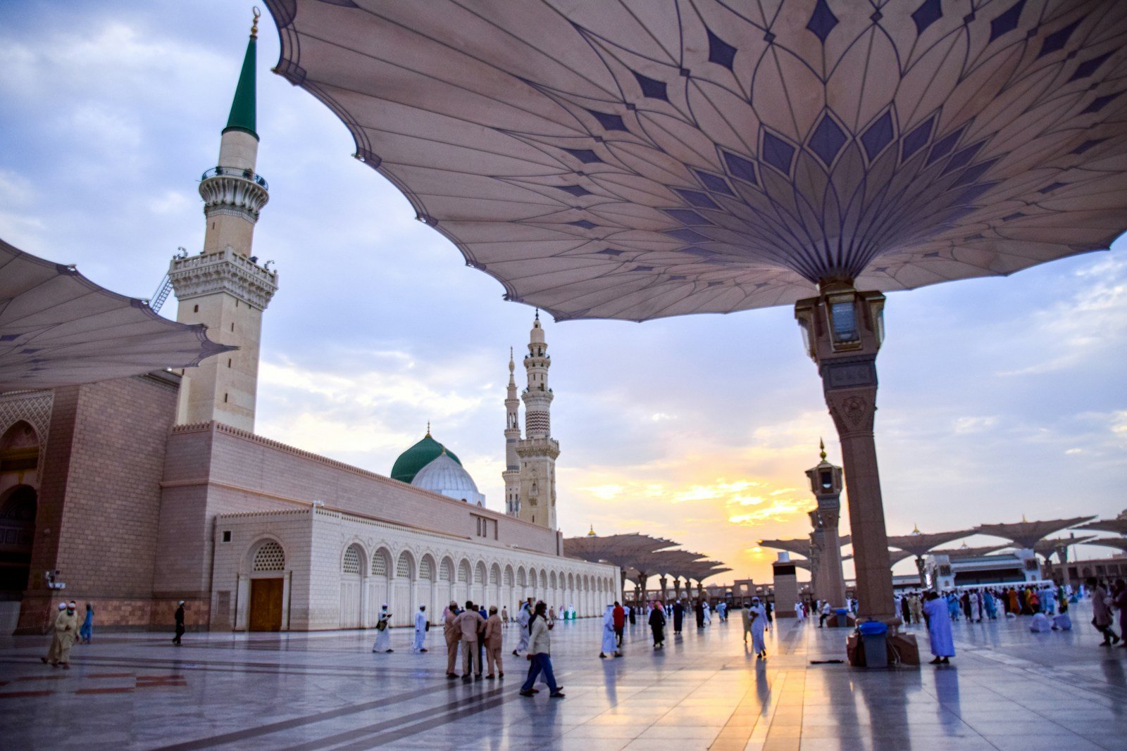 suasana-sholat-tarawih-itikaf-ramadhan-di-masjid-nabawi-madinah-umroh-ramadhan-fio-holiday-www.travelumrohhajisunnah.com - 082211279197